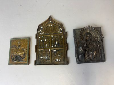 trois morceaux de métal sont posés sur une surface blanche