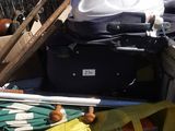 une pile de bagages posée par terre à côté d'une clôture