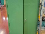 une armoire verte au milieu d'un magasin