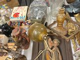 une table sur laquelle sont disposées de nombreuses antiquités