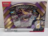 la boîte est ouverte pour montrer le contenu du jeu de cartes Pokémon