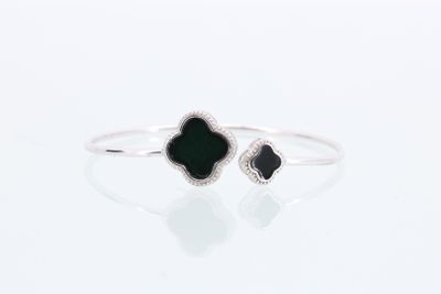 Gros plan sur une bague ornée d'une pierre verte