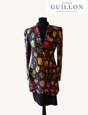 une robe posée sur un mannequin, ornée d'un motif floral
