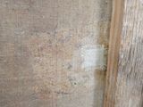 un gros plan sur un morceau de tissu posé sur une porte en bois