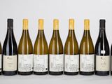 six bouteilles de vin alignées sur une table