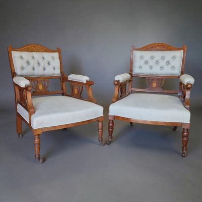 paire de fauteuils anciens en noyer avec assises rembourrées