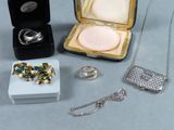 une boîte contenant un collier, une bague, un étui à bague et d'autres bijoux