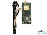 un micro et un stylo posés l'un à côté de l'autre