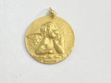 une image représentant une médaille d'or sur laquelle figure un petit ange