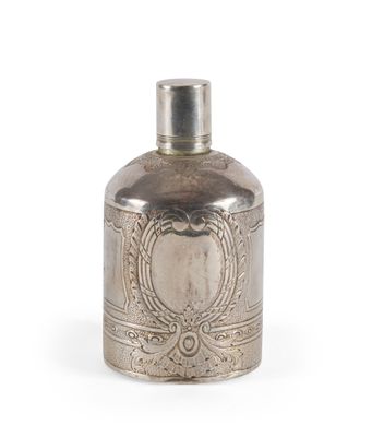 une flasque ancienne en argent avec un couvercle en argent, sur fond blanc
