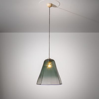 une photo d'une suspension en verre vert suspendue au plafond