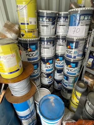 de nombreux pots de peinture empilés les uns sur les autres