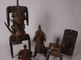 Plusieurs œuvres d'art africain sont exposées sur un fond blanc