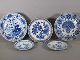 un ensemble d'assiettes bleues et blanches ornées d'oiseaux et de fleurs