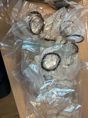 beaucoup d'objets emballés posés sur la table