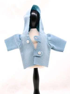 un mannequin vêtu d'une veste bleue