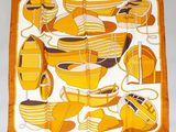 une écharpe orange et blanche avec des bateaux dessinés dessus