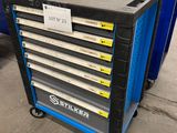 un gros plan sur une armoire à outils dans un garage