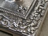 un plateau en argent posé sur une table, sur lequel se trouve une bougie