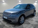 un Land Rover gris garé sur un sol en dalles à damier