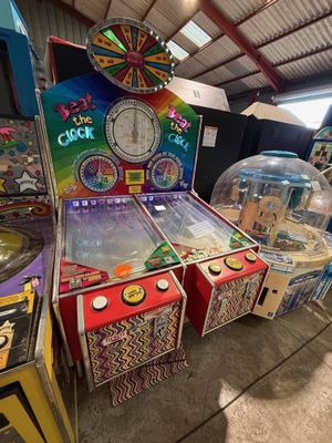 Il y a de nombreux types de machines d'arcade dans cette salle