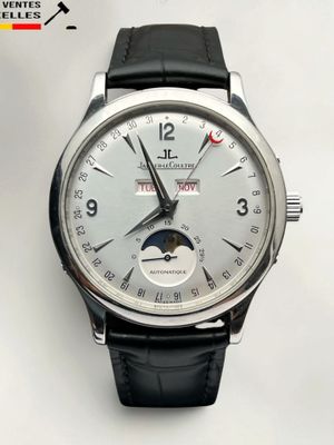 gros plan d'une montre sur une surface blanche