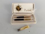 un stylo dans une boîte sur laquelle figure une image
