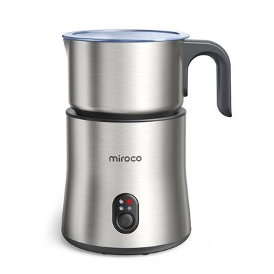 gros plan d'une cafetière sur fond blanc
