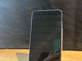 quelqu'un prend une photo de son téléphone portable dans le miroir