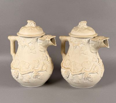 une paire de pièces anciennes en faïence crème ornées de motifs floraux