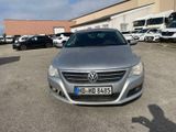 la voiture est garée sur le parking devant le bâtiment