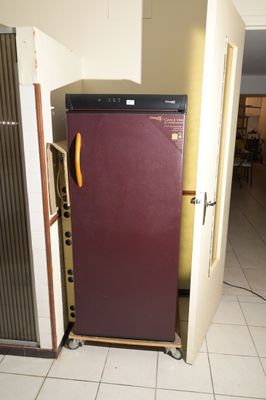 un réfrigérateur placé au milieu d'une pièce