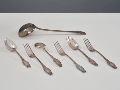 beaucoup de cuillères et de fourchettes sur la table