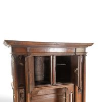 Petit dressoir en chêne mouluré et sculpté (photo 2)