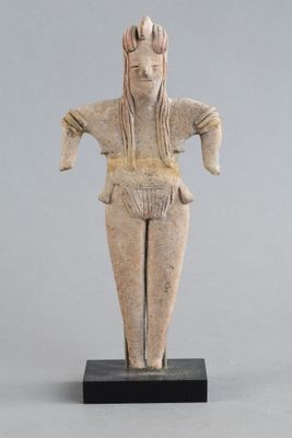une image représentant une statue d'une femme aux longs cheveux, posée sur un socle noir