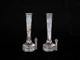 deux vases en verre posés sur une surface noire