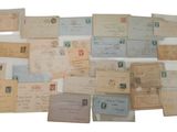 De nombreuses lettres et enveloppes anciennes sont disposées sur une surface blanche