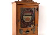 une armoire en bois sur laquelle est posée une horloge