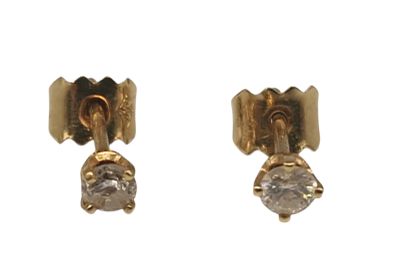 une paire de boucles d'oreilles en or et diamants sur fond blanc