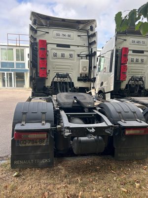 deux semi-remorques garées sur le bord de la route