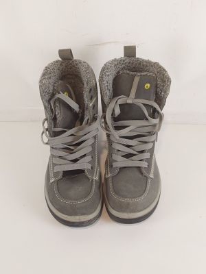Les bottes grises des enfants sont alignées et prêtes à être enfilées