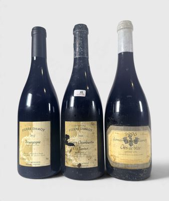 trois bouteilles de vin posées l'une à côté de l'autre sur une table