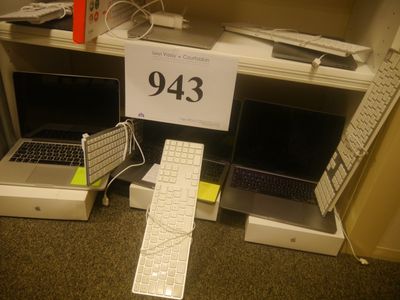 deux ordinateurs portables et un clavier posés par terre