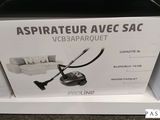 La boîte d'un aspirateur est exposée dans le magasin.