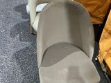 Plusieurs chaises sont alignées en rang dans un magasin.