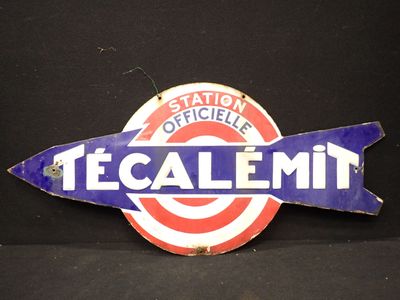 un panneau bleu et blanc sur lequel on peut lire « tecale mi »