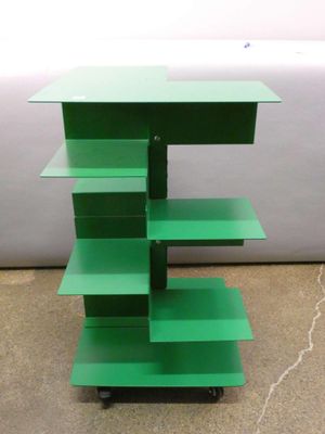 une étagère verte surmontée de trois tablettes