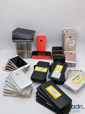 de nombreux modèles différents de téléphones portables posés sur une table