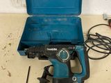 une image représentant une boîte à outils bleue contenant un marteau et une perceuse