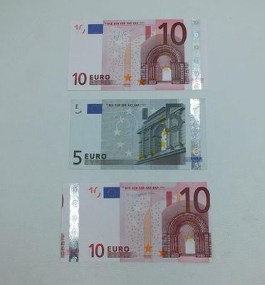 trois billets de banque en euros empilés les uns sur les autres